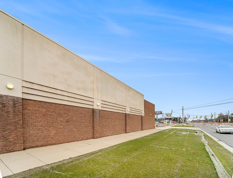 More Photos Of 18585 Dale St, Detroit Drugstore For Sale