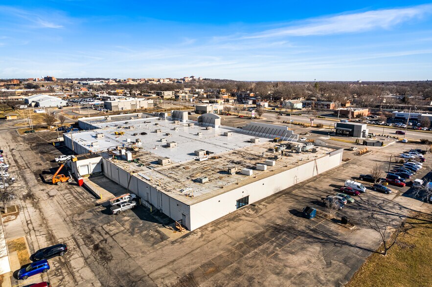 More Photos Of 2525 Iowa St, Lawrence Freestanding For Sale