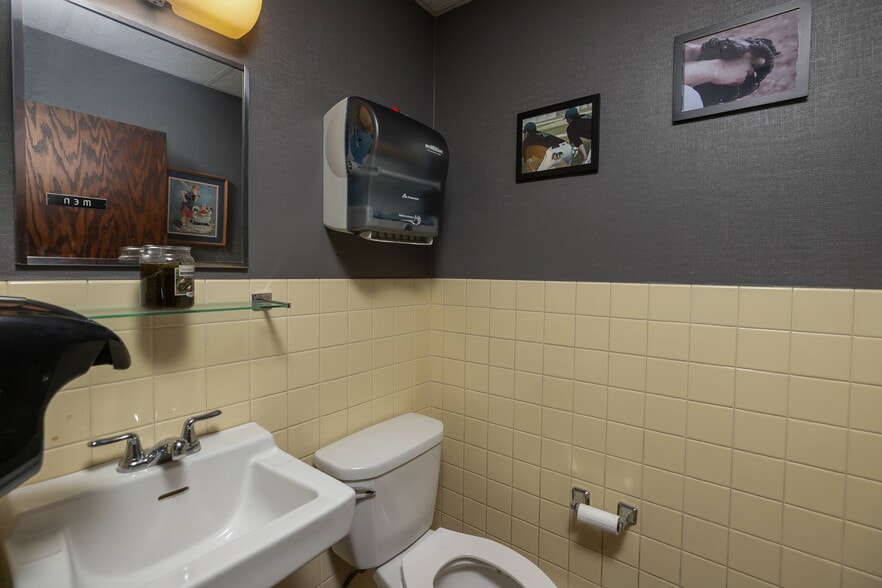 More Photos Of 307 E Center St, Rochester Office For Sale