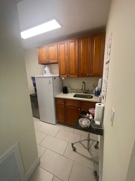 More Photos Of 20619 Hillside Ave, Queens Village General Retail For Lease