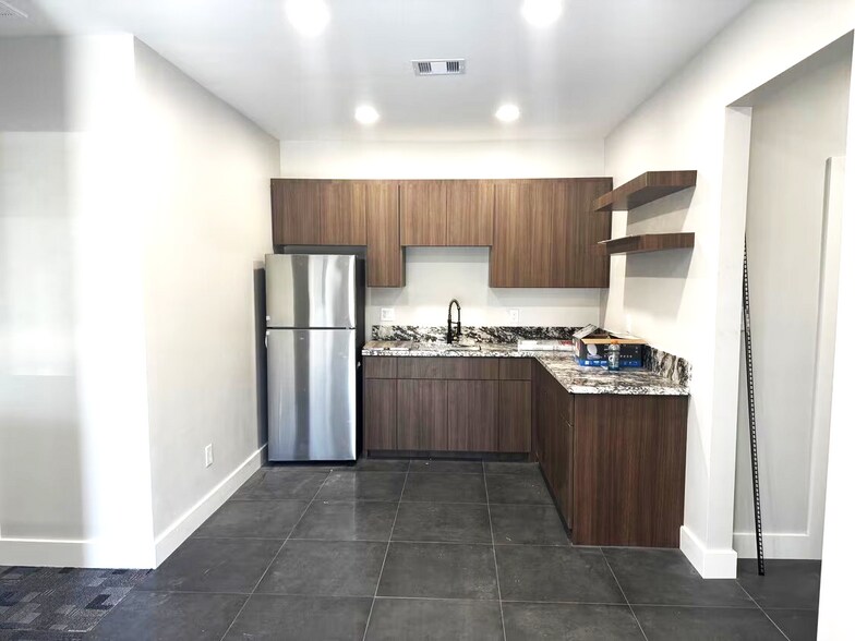 More Photos Of 2533 Roy Rd, Pearland Office For Lease