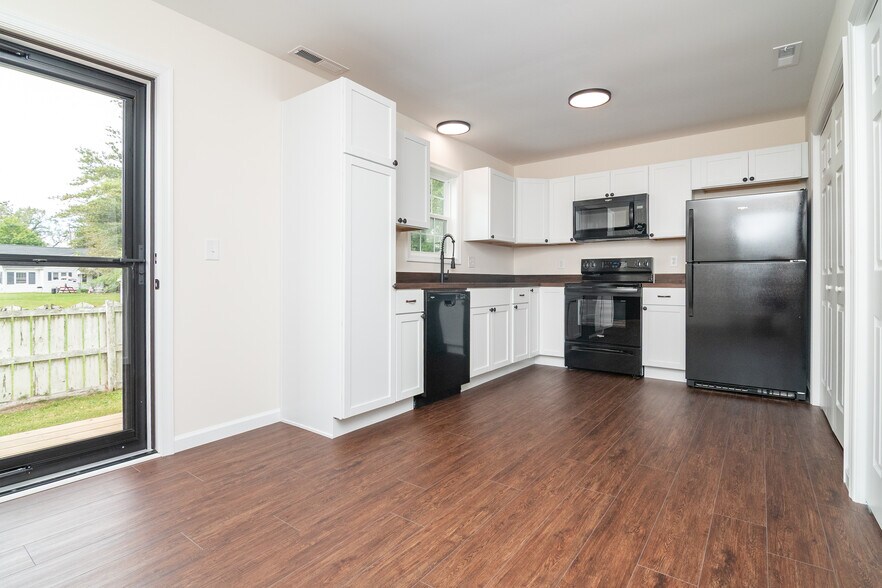 More Photos Of 105 E Adams St, Georgetown Apartments For Sale