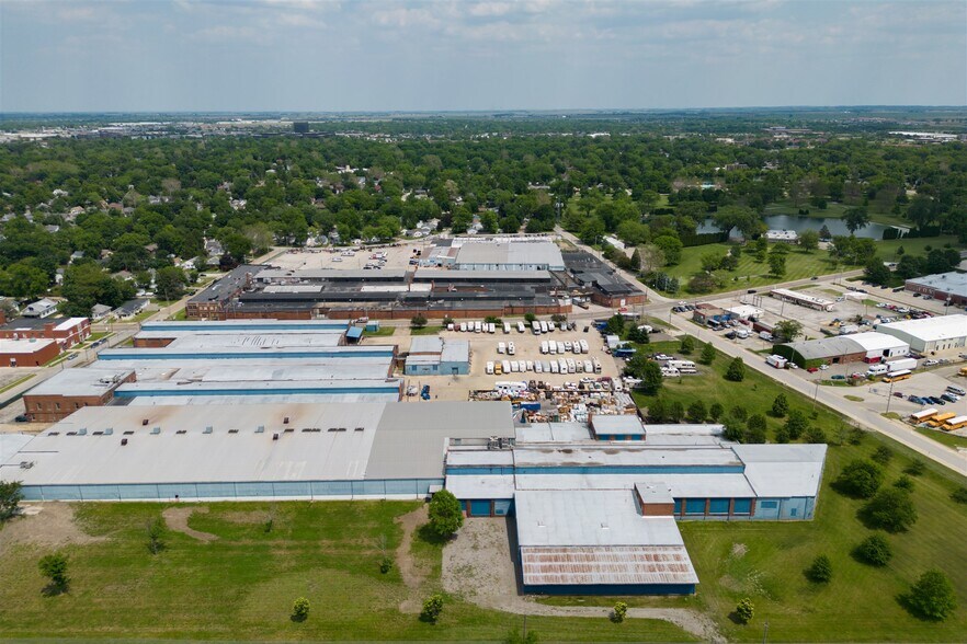 More Photos Of 1100 E Bell St, Bloomington Manufacturing For Lease