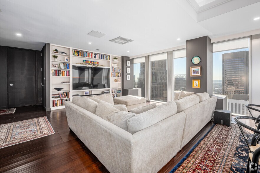 More Photos Of 1 N Charles St, Baltimore Office For Sale