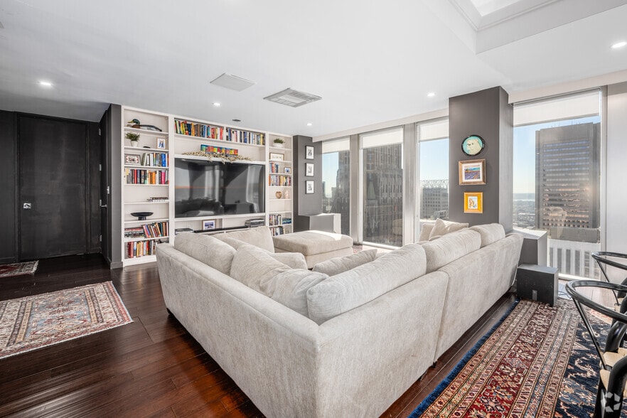 More Photos Of 1 N Charles St, Baltimore Office For Sale