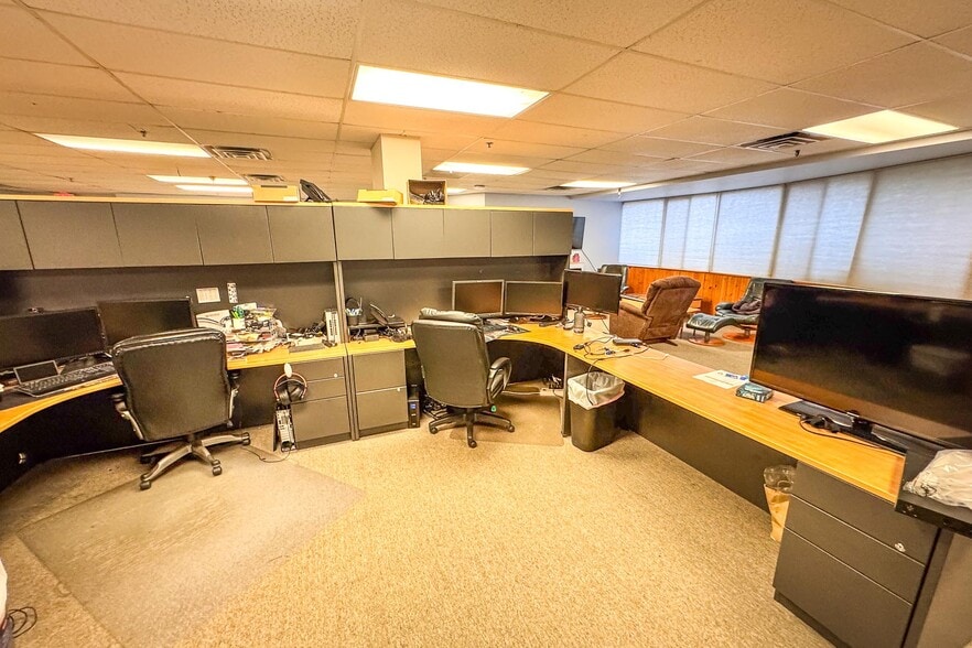 More Photos Of 179 Commerce St, Williston Flex For Sale