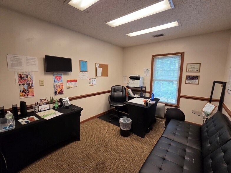 More Photos Of 5511 Monroe Rd, Charlotte Office For Sale