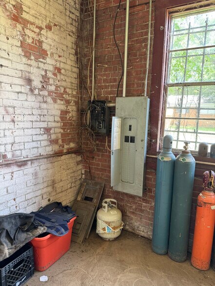 More Photos Of 302 S Louise St, Atlanta Light Manufacturing For Sale