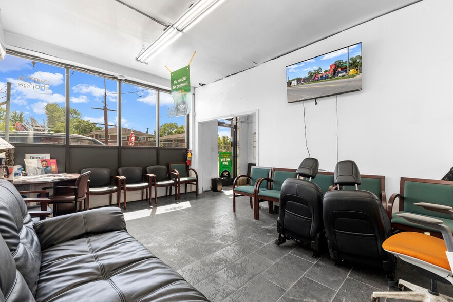 More Photos Of 10200 Whittier, Detroit Auto Repair For Lease