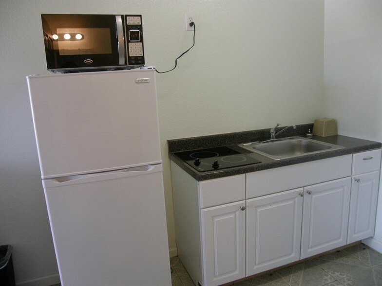 More Photos Of 229 S Interstate 35, Pearsall Hotel For Sale