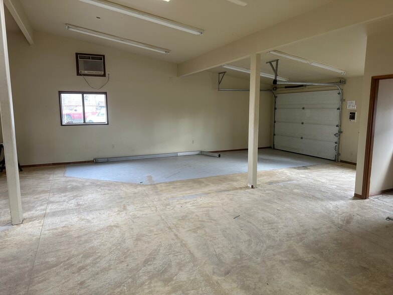 More Photos Of 702 Commerce Ave, Longview Storefront Retail Office For Lease