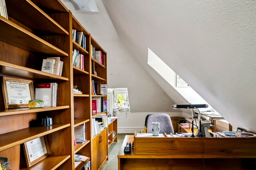 More Photos Of 5525 E Burnside St, Portland Office Residential For Sale