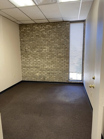 More Photos Of 2800 NW 36th St, Oklahoma City Office For Lease