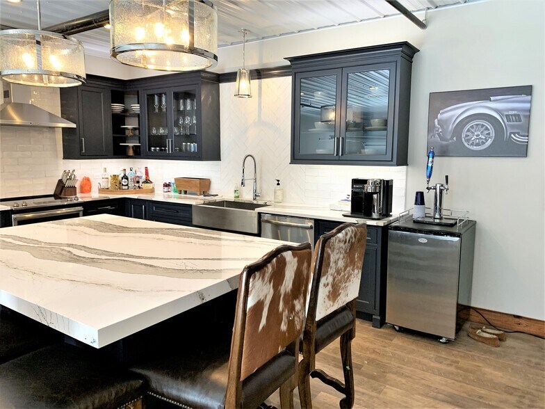 More Photos Of 2108-2260 Ferry Rd, Naperville Showroom For Sale