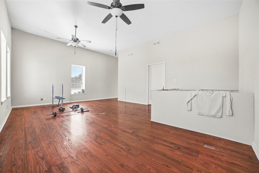 More Photos Of 923 Loop 332, Liberty Hill Storefront Retail Residential For Sale