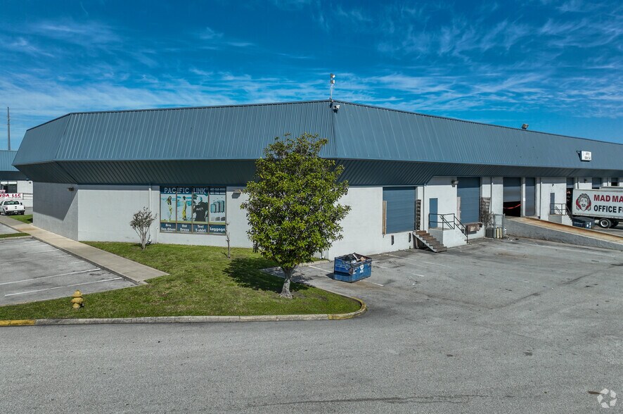 More Photos Of 4669 L B McLeod Rd, Orlando Warehouse For Lease