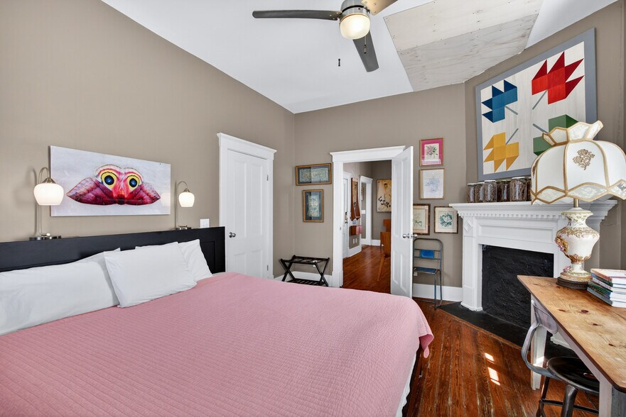 More Photos Of 11 E 41st St, Savannah Storefront Retail Residential For Sale