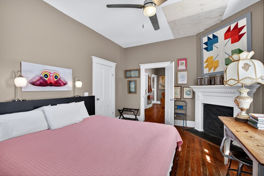 More Photos Of 11 E 41st St, Savannah Storefront Retail Residential For Sale