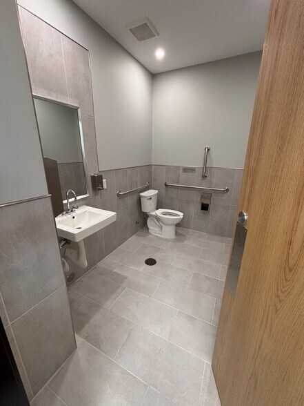 More Photos Of 216 N Bailey St, Romeo Medical For Lease