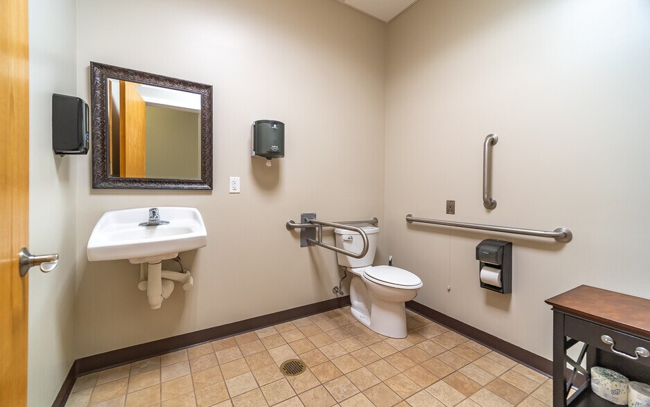 More Photos Of 30 Country Squire Dr, Cromwell Medical For Sale