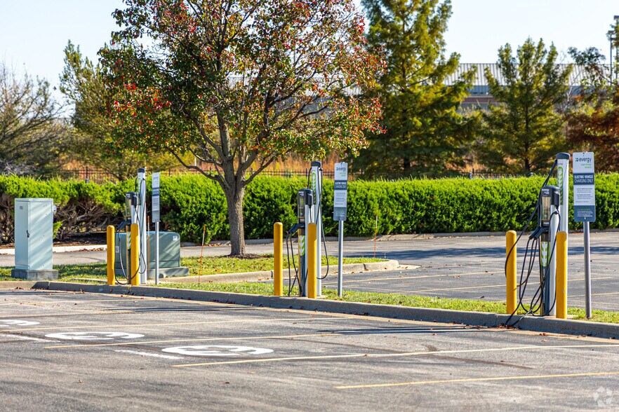 More Photos Of 6700 W 115th St, Overland Park Office For Lease