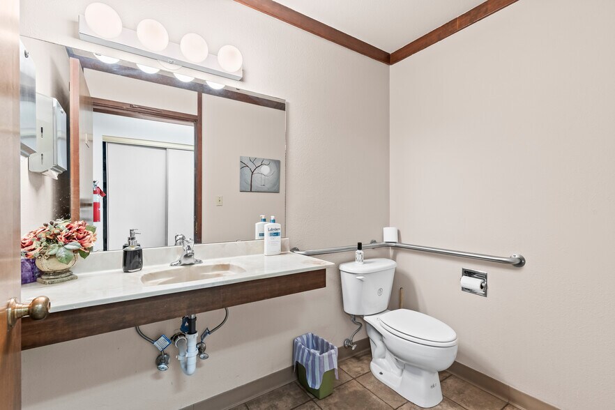 More Photos Of 411-413 N 2nd St, Yakima Office For Sale