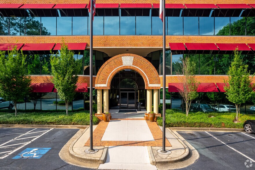 More Photos Of 9755 Dogwood Rd, Roswell Office For Lease