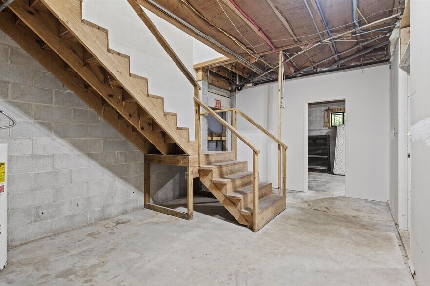 More Photos Of 1355 E Lafayette St, Tallahassee Veterinarian Kennel For Sale