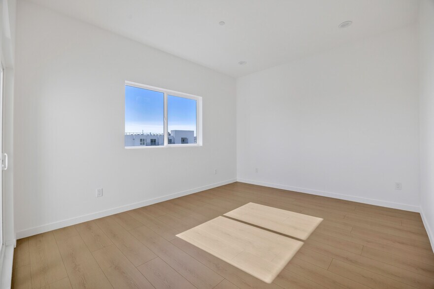 More Photos Of 10905 Dalerose Ave, Inglewood Multifamily For Sale