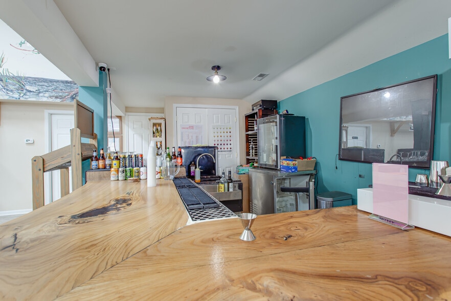 More Photos Of 12133 Neale Sound Dr, Cobb Island Restaurant For Sale