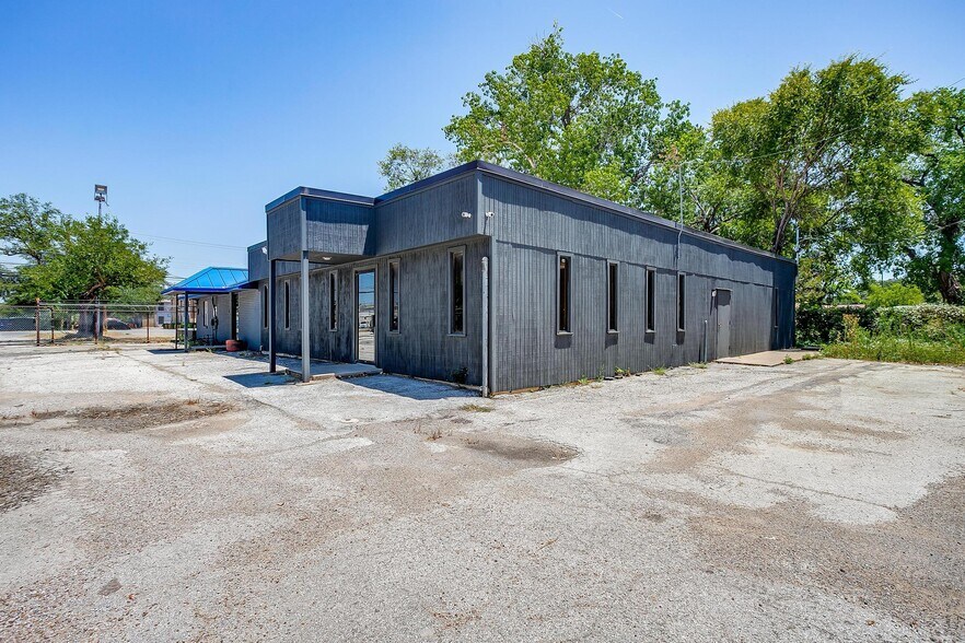 More Photos Of 117 Roberts Cut Off Rd, Fort Worth Warehouse For Sale