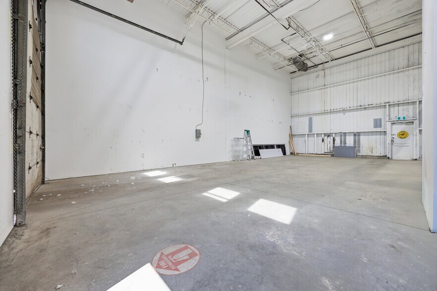 More Photos Of 605 Boul Guimond, Longueuil Warehouse For Sale
