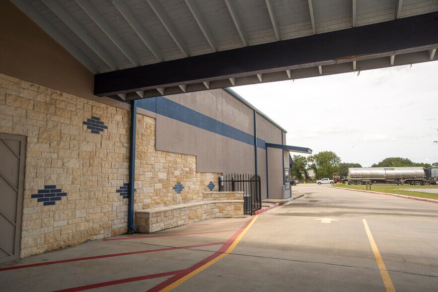 More Photos Of 25000 US 59 Rd, El Campo Flex For Sale