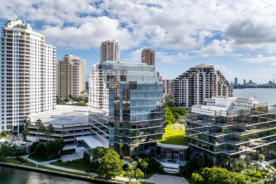 More Photos Of 601 Brickell Key Dr, Miami Storefront For Lease