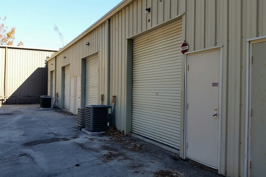 More Photos Of 2370-2380 Capital Cir NE, Tallahassee Storefront For Lease