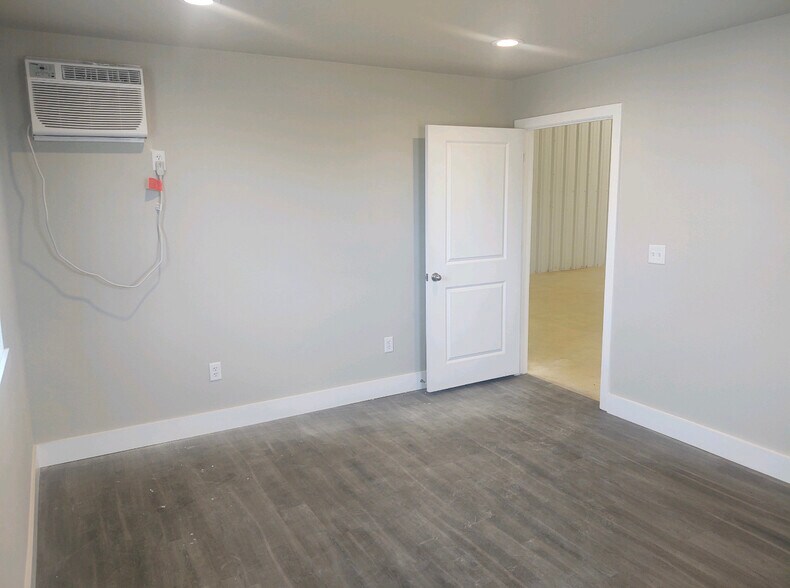 More Photos Of 314 Northridge Rd, Marble Falls Warehouse For Lease