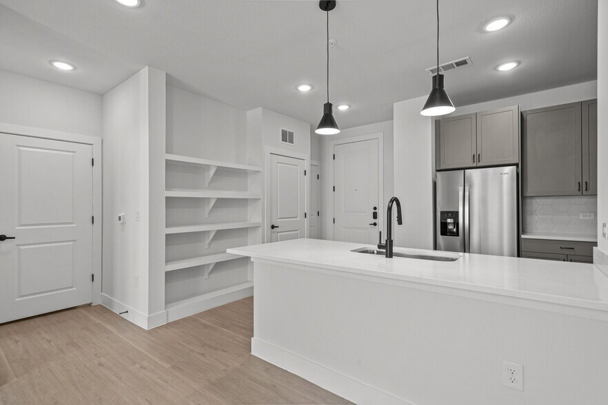 More Photos Of 760 Airport Blvd, Austin Apartments For Lease