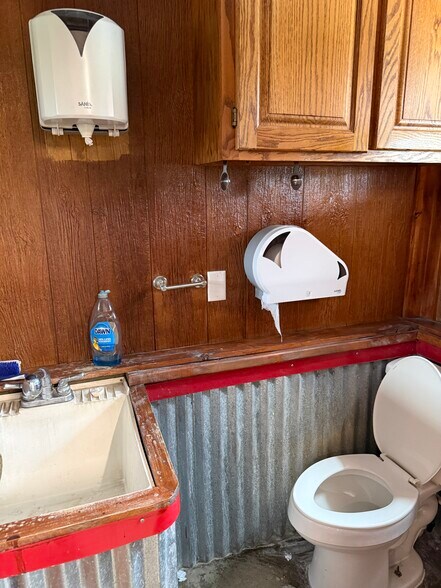 More Photos Of 431 1st St, Hollister Flex For Sale