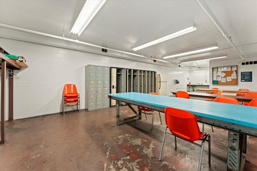 More Photos Of 1701 Shepherd, Windsor Manufacturing For Lease