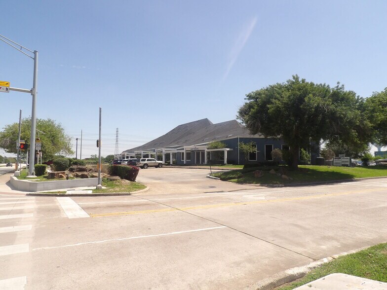 More Photos Of 17300 Saturn Ln, Houston Medical For Lease