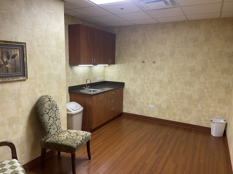 More Photos Of 1700 W Central Rd, Arlington Heights Medical For Lease