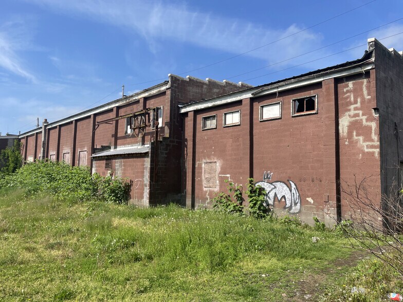 More Photos Of 500 N 5th St, Toronto Warehouse For Sale