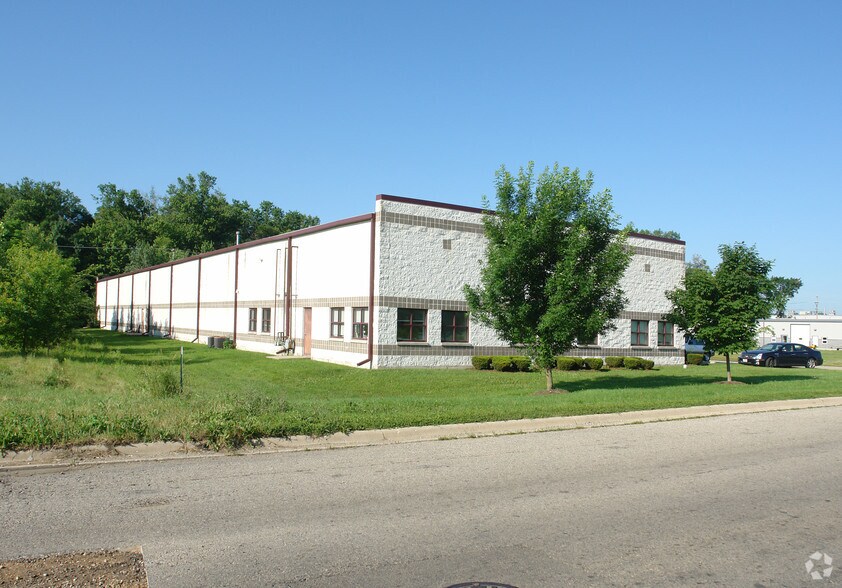 More Photos Of 950 Greenlee St, Marengo Warehouse For Lease