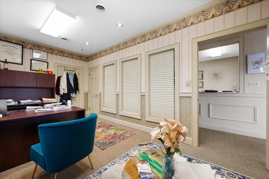 More Photos Of 121 NW Russell Rd, Abingdon Office For Sale