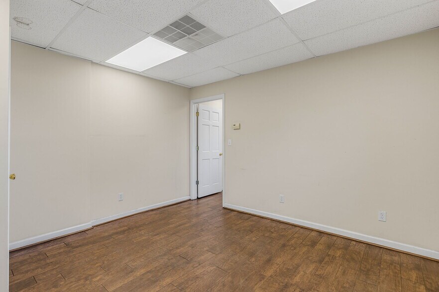 More Photos Of 110 Lee Joyal Rd, Duncan Service For Lease