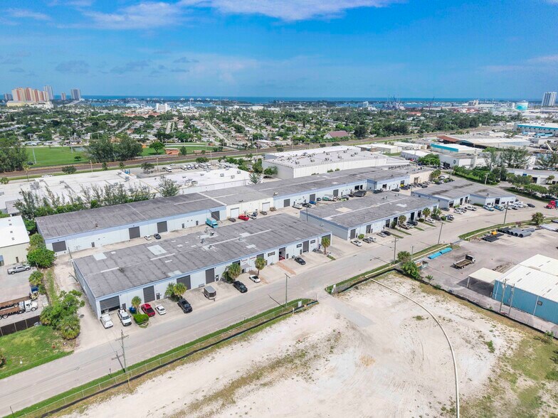 More Photos Of 1700-2060 Avenue L, Riviera Beach Unknown For Lease