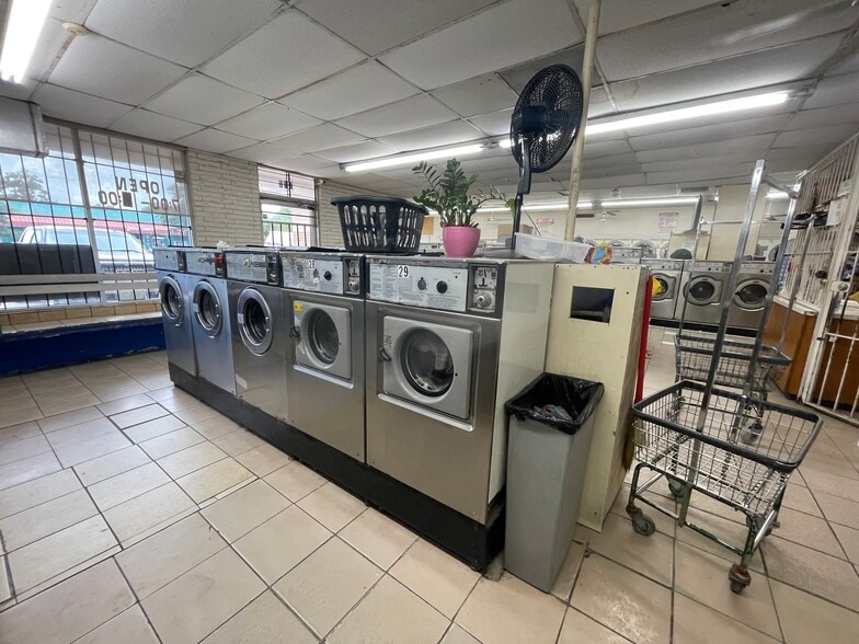 More Photos Of 655 Rouse St, Houston Storefront For Sale