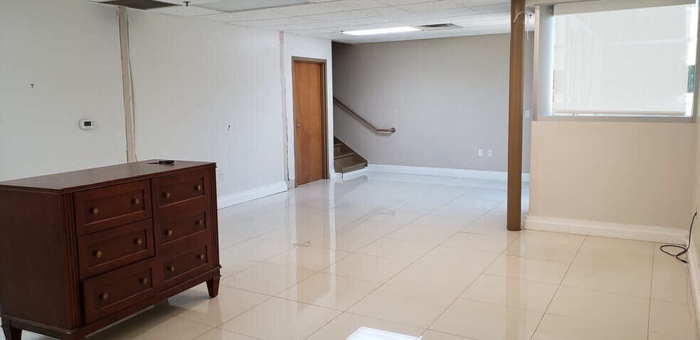 More Photos Of 6450 Kingspointe Pky, Orlando Light Distribution For Lease