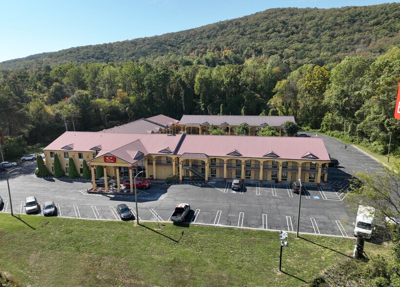 More Photos Of 1507 N Tibbs Rd, Dalton Hotel For Sale