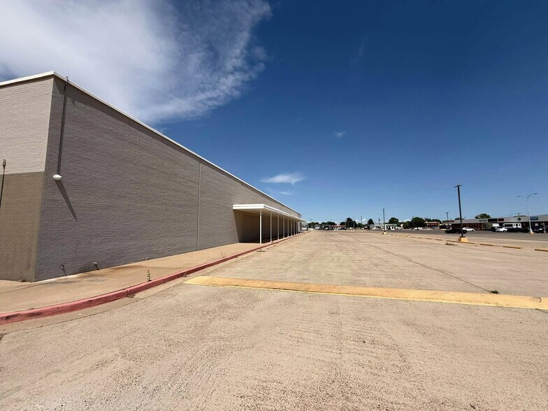 More Photos Of 1000 S Main St, Roswell Freestanding For Sale